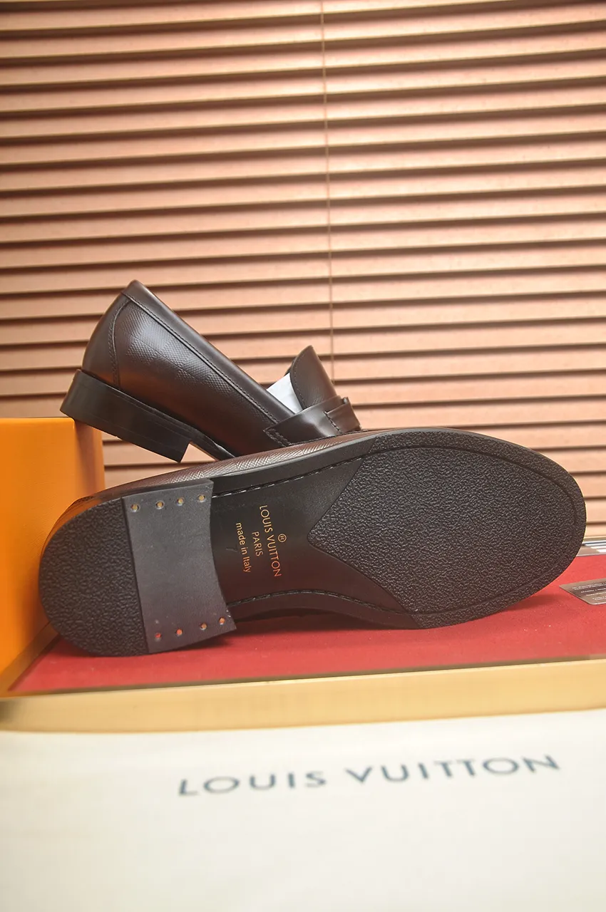 Men's men's shoes 💰540💶 [LV] (original single cowhide lining) 🍀LV's latest genuine leather business suit shoes are launched simultaneously on the official website. The first-layer cowhide imported from Italy is made of heavy gold, 💥official website 1:1 rubber outsole. Versatile to wear, high-end without losing class, and the color combination is extraordinary. This four-season style is alluring when worn on your feet, showing off your big-name flair. Standard code 39-45 (45 customized)